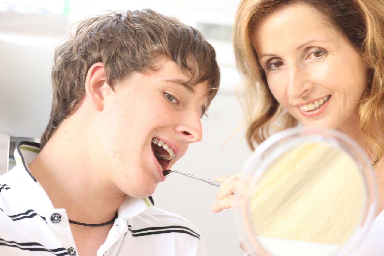 Untersuchung von Teenager mit Zahnspange